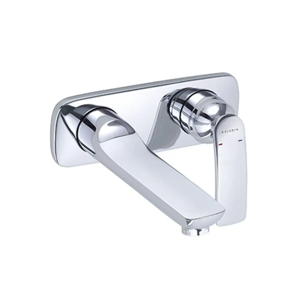 Wandmontierter Messingarmatur in glänzendem Chrom von Kludi mit zwei Griffen zur Temperatur- und Wassermengenregelung. Design mit klaren Linien.